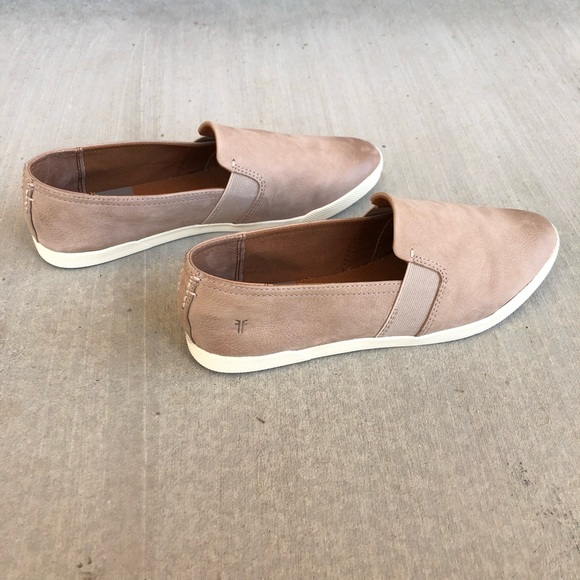 frye lisa slip taupe